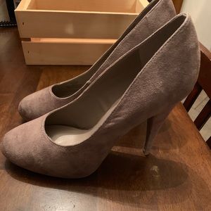 BN size 10 Taupe women’s heels